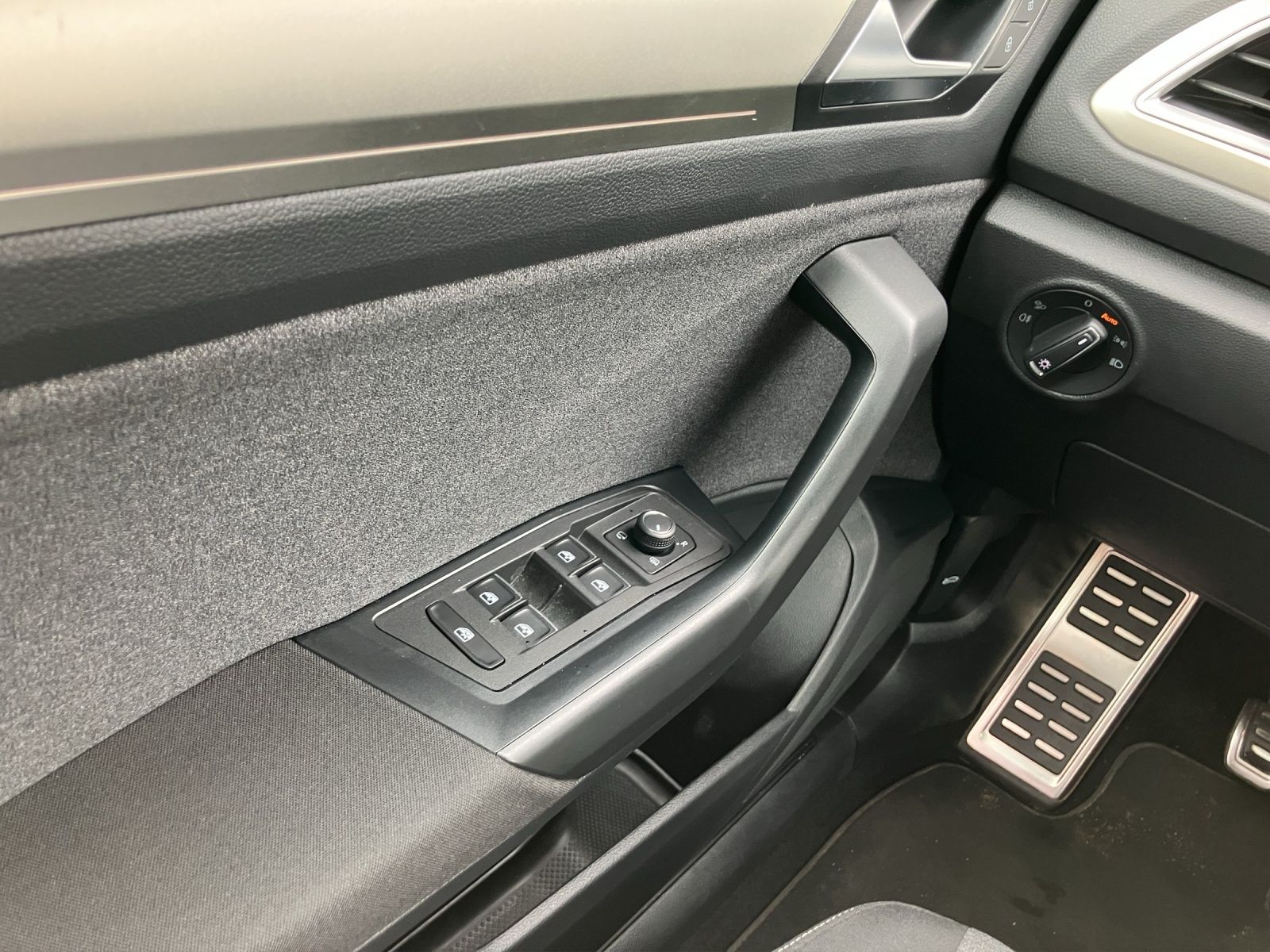 Fahrzeugabbildung Volkswagen T-Roc 1.0 TSI Move LEDplus AHK Navi AID ACC RFK