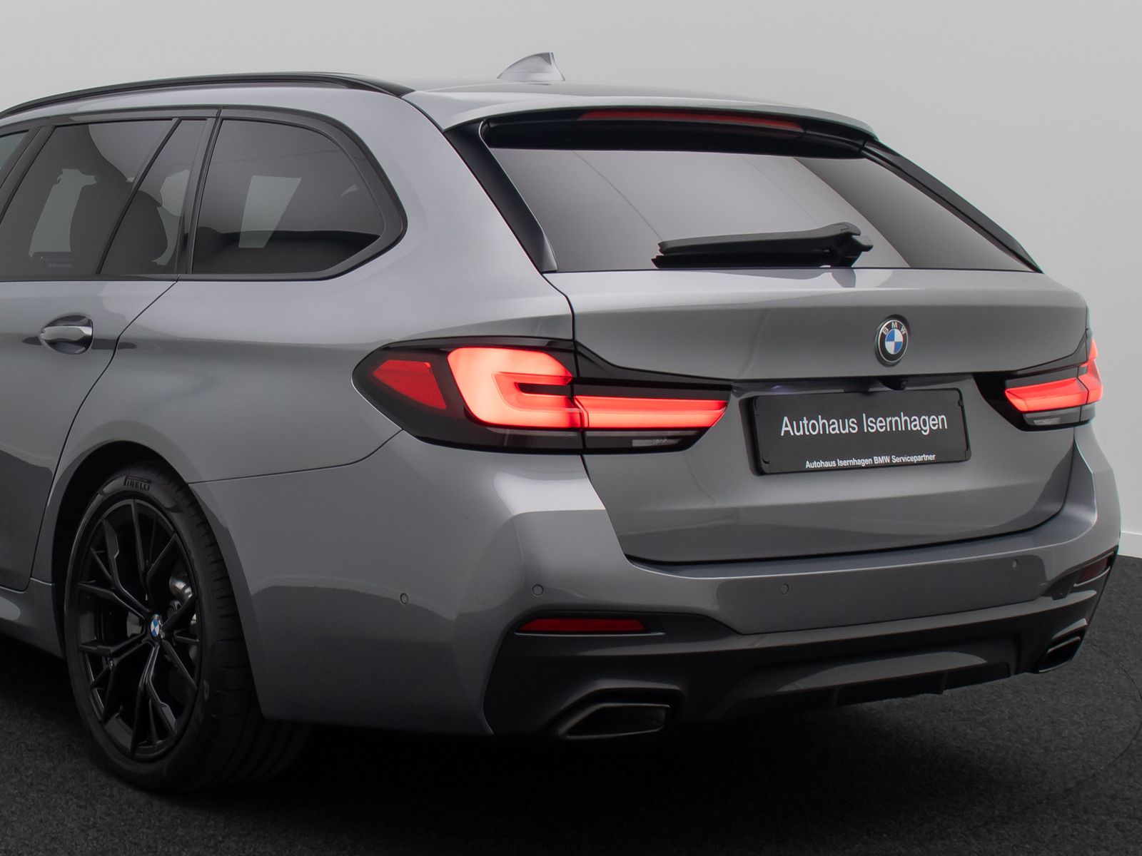 Fahrzeugabbildung BMW 520d xD M Sport HUD DAB Alarm H/K Kamera AHK 19"