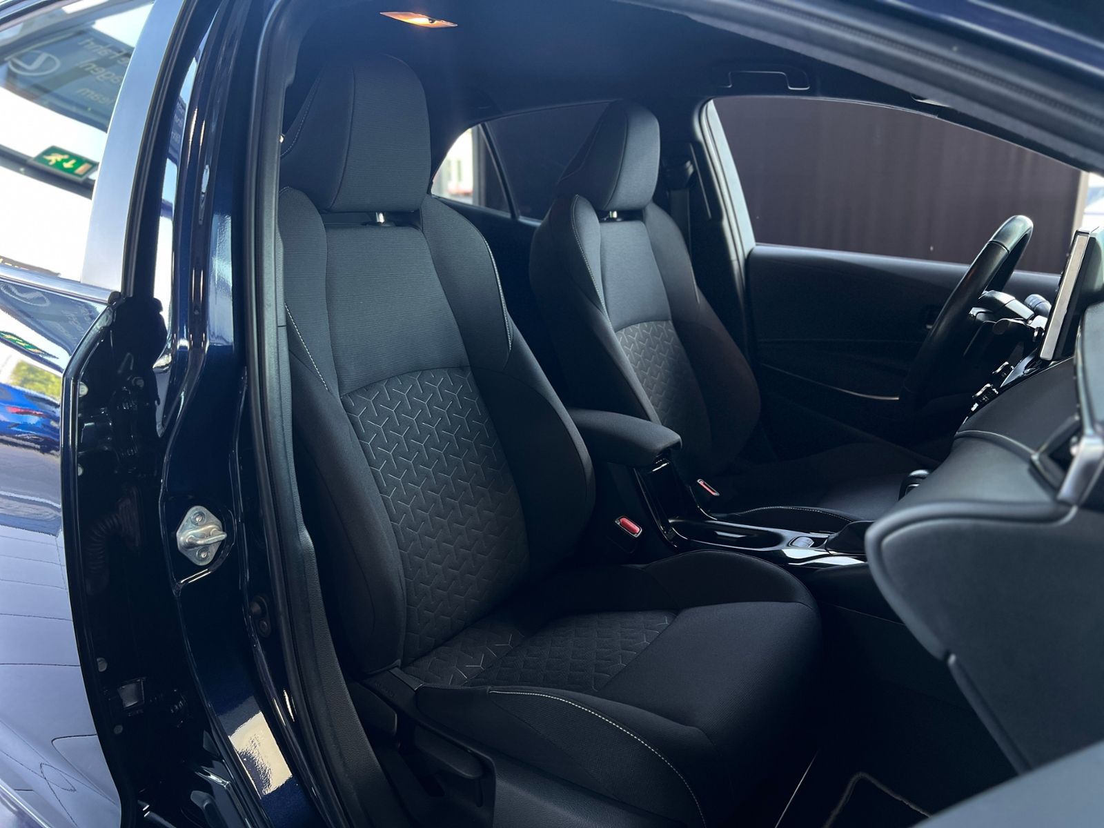 Fahrzeugabbildung Toyota Corolla 2.0 Hybrid Team D JBL LED RFK NAVI SHZ