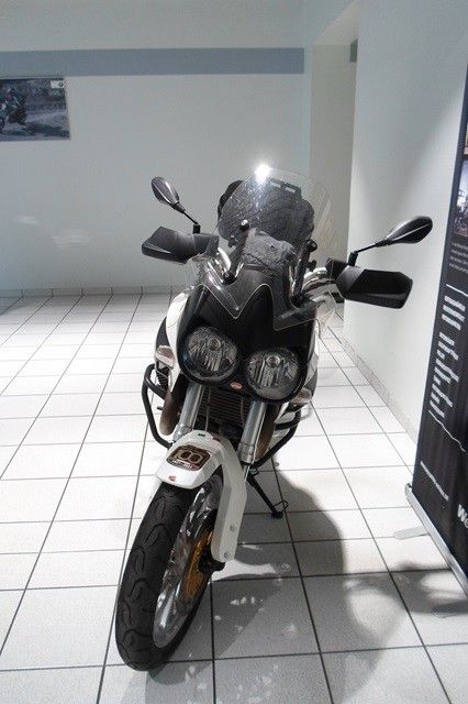 Fahrzeugabbildung Moto Guzzi Stelvio 1200 mit Seitenkoffer & Topcase