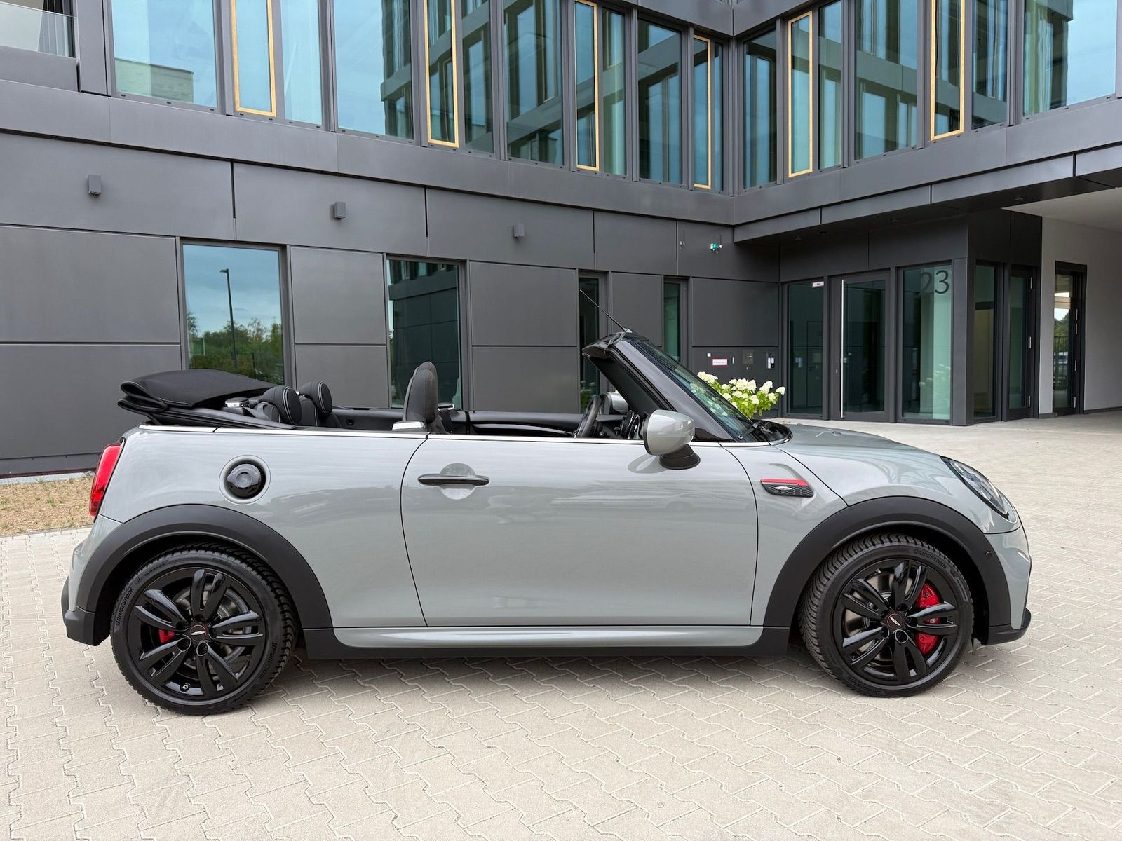 Fahrzeugabbildung MINI John Cooper Works Cabrio NAVI|KAMERA|ESS.-TRIM
