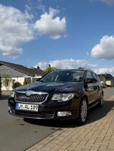 Skoda Superb 1.8 TSI Elegance Combi Elegance - Skoda Superb aus 2011: Kombi