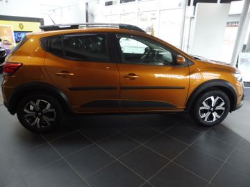 Dacia Sandero III Stepway Comfort LPG, 8-fach bereift