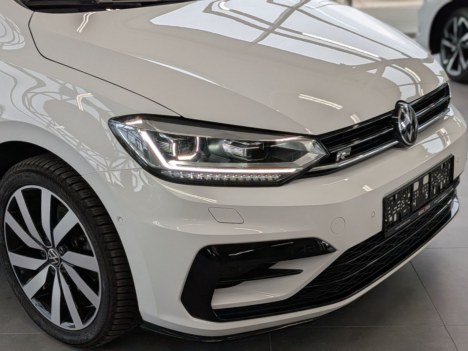 Fahrzeugabbildung Volkswagen Touran 2.0 DSG R-Line High Pano 7-Si IQ AHK VOLL