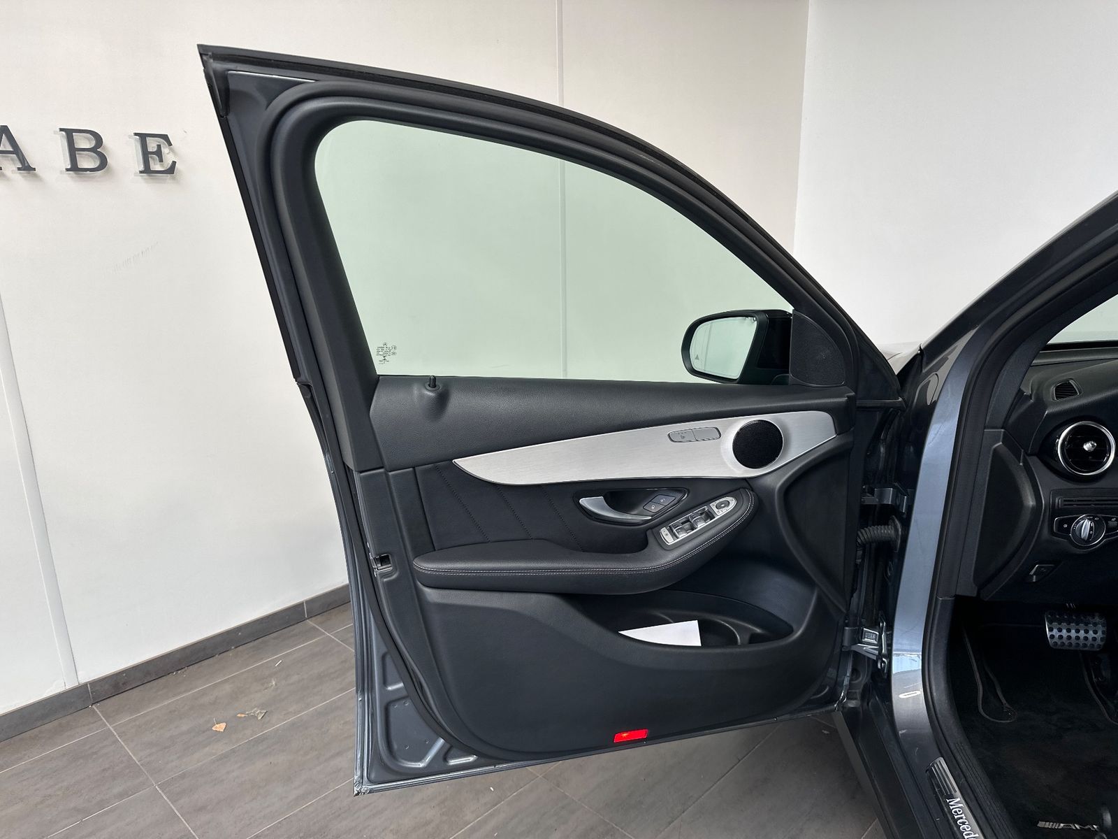 Fahrzeugabbildung Mercedes-Benz GLC 220d 4MATIC AMG Line NAV+LED+ACC+KAMERA+PANO