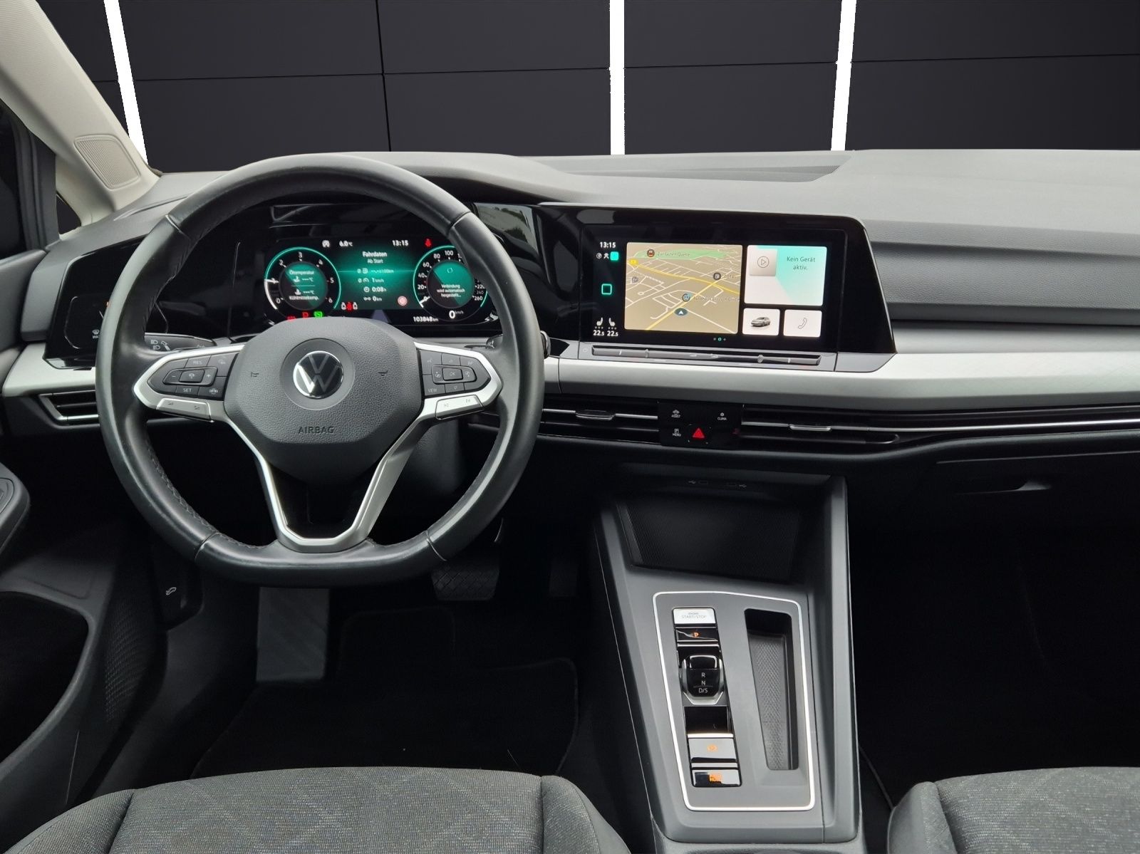 Fahrzeugabbildung Volkswagen Golf VIII Variant Life DSG LED AHK Navi AID ACC