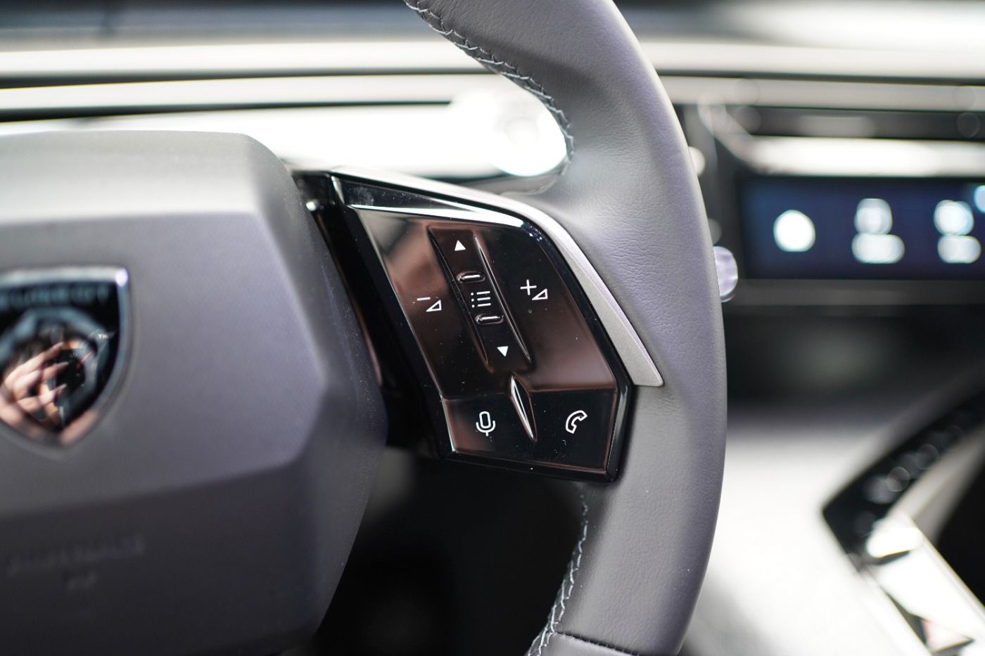 Fahrzeugabbildung Peugeot 5008 Allure Hybrid 145 e-DSC6 7 Sitzer Navi