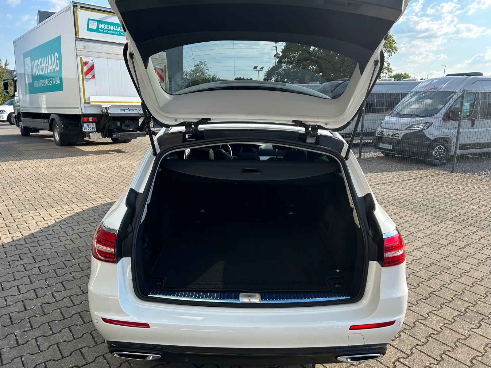 Fahrzeugabbildung Mercedes-Benz E 220  T d  Night Paket Pano Navi Kamera