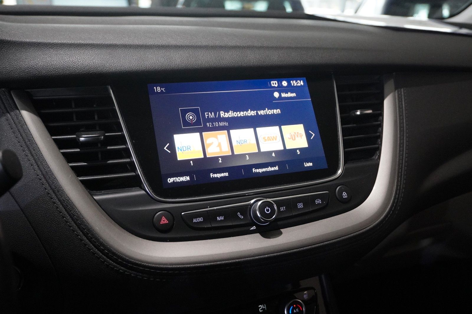 Fahrzeugabbildung Opel Grandland (X) 1.6D DYNAMIC NAVI/LED/360°/SH/GRIP