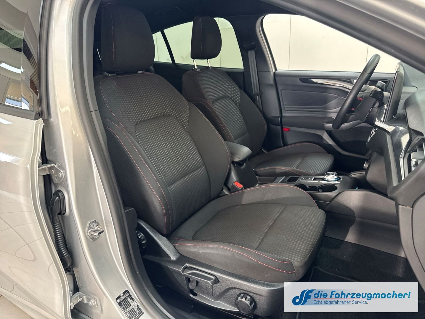 Fahrzeugabbildung Ford Focus ST-Line Navi LED ACC Apple CarPlay Android