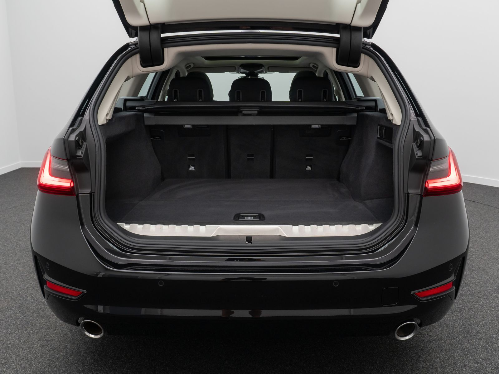 Fahrzeugabbildung BMW 320e Panorama Kamera DAB Alarm Geschwindigkeit
