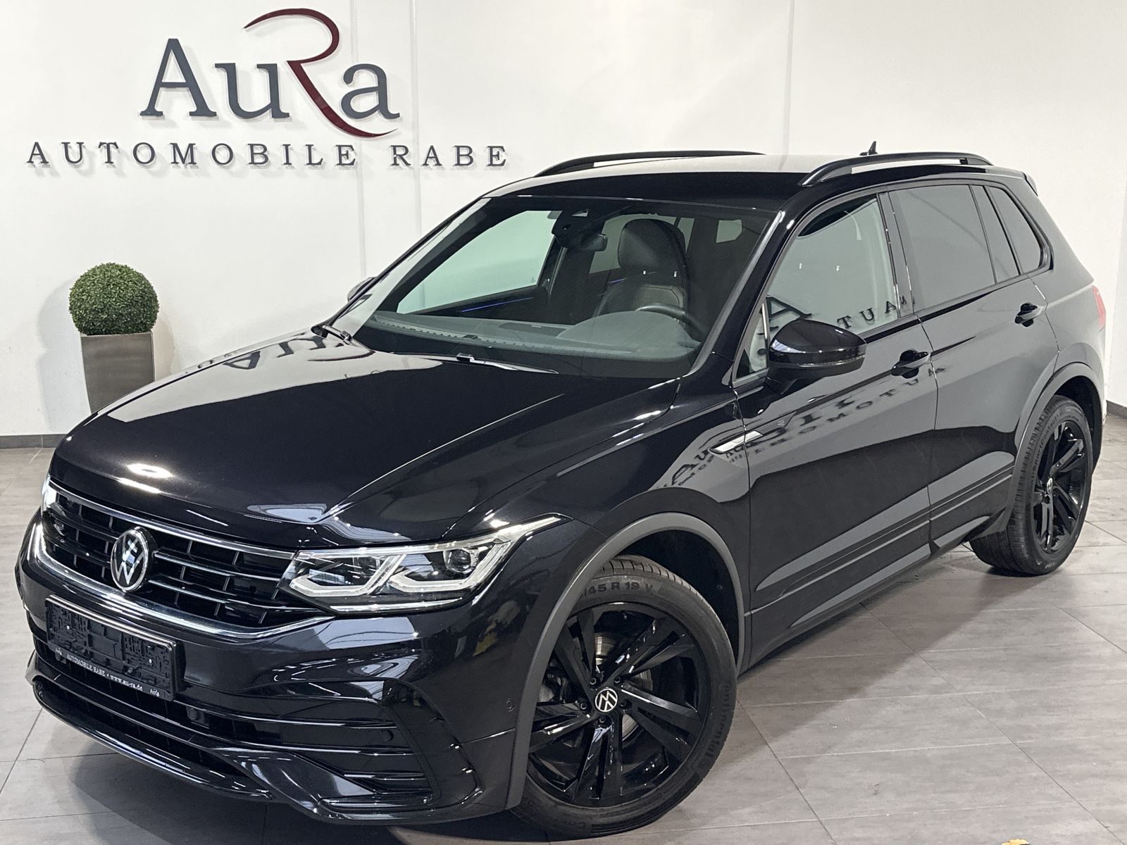 Fahrzeugabbildung Volkswagen Tiguan 2.0 TDI DSG R-Line Black NAV+IQ-LIGHT+ACC