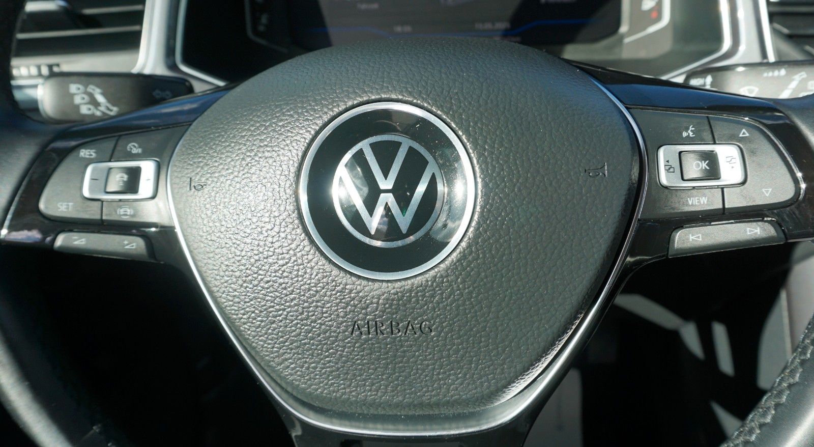 Fahrzeugabbildung Volkswagen T-Roc Sport, Sport Fahrwerk, Navi, Kamera, WR