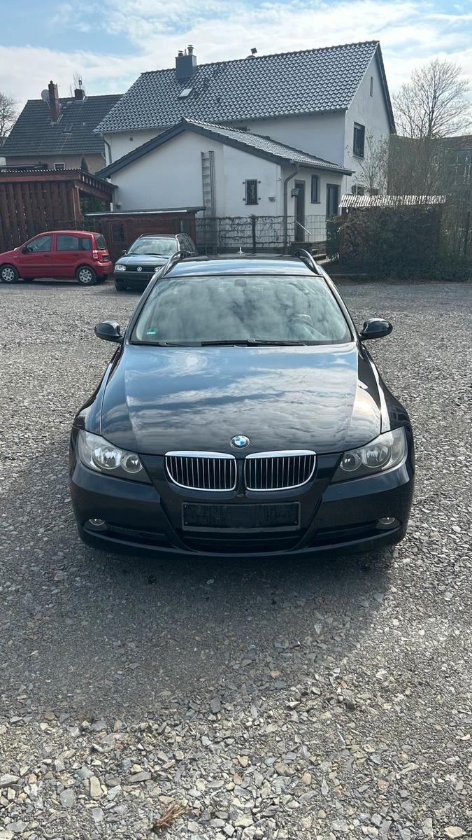 BMW 325 2005 — rear view