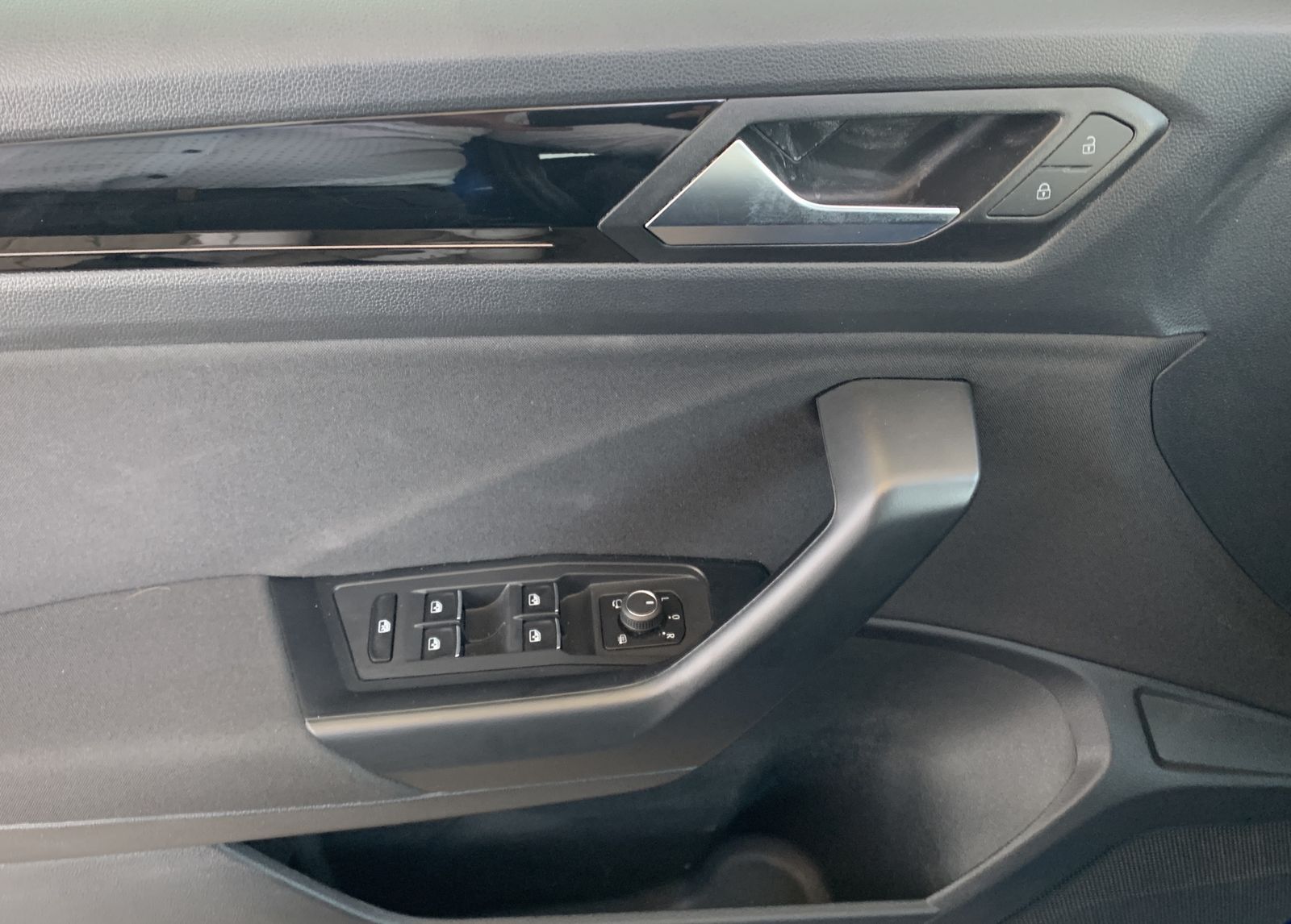 Fahrzeugabbildung Volkswagen T-Roc 1.5 TSI*Sport*LED*ACC*Spur*Navi*SHZ*