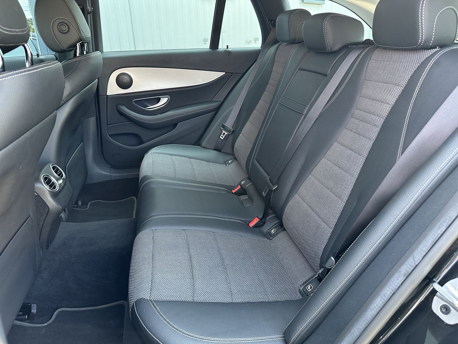 Fahrzeugabbildung Mercedes-Benz E 300de T Avantgarde NAV+LED+WIDESCREEN+360°+ACC