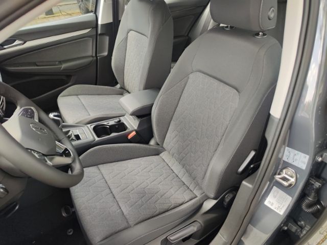 Fahrzeugabbildung Volkswagen Golf 1.5 TSI NAVI APP CONNECT PDC DAB ACC KAMERA