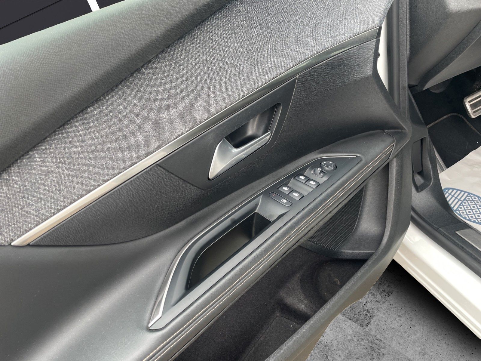 Fahrzeugabbildung Peugeot 5008 GT-Line Business Cam*Shzg*Navi*DAB+*7Sitzer