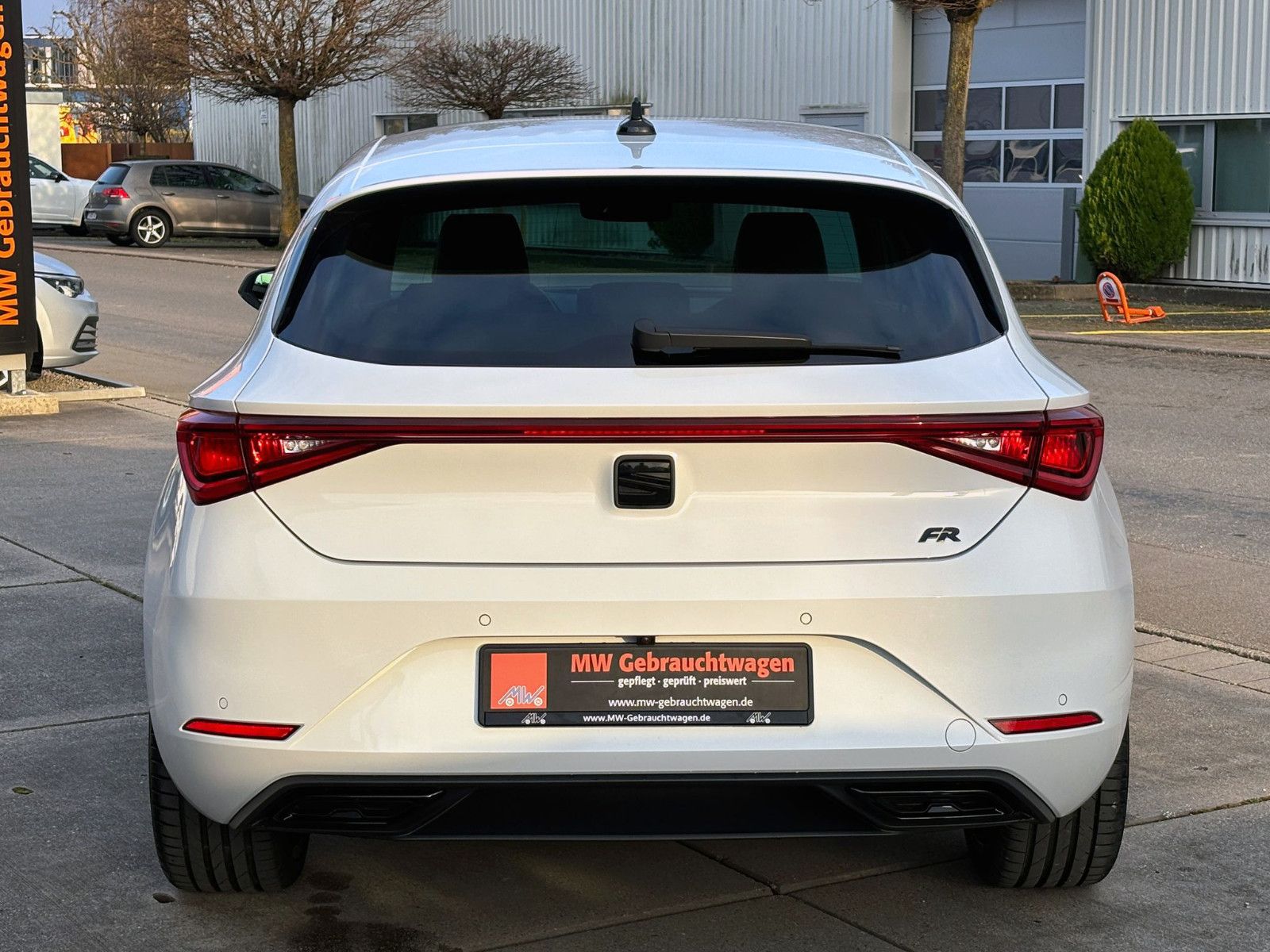 Fahrzeugabbildung SEAT Leon 1.5eTSI DSG FR LED ACC eGSD KAM CarPlay SHZ