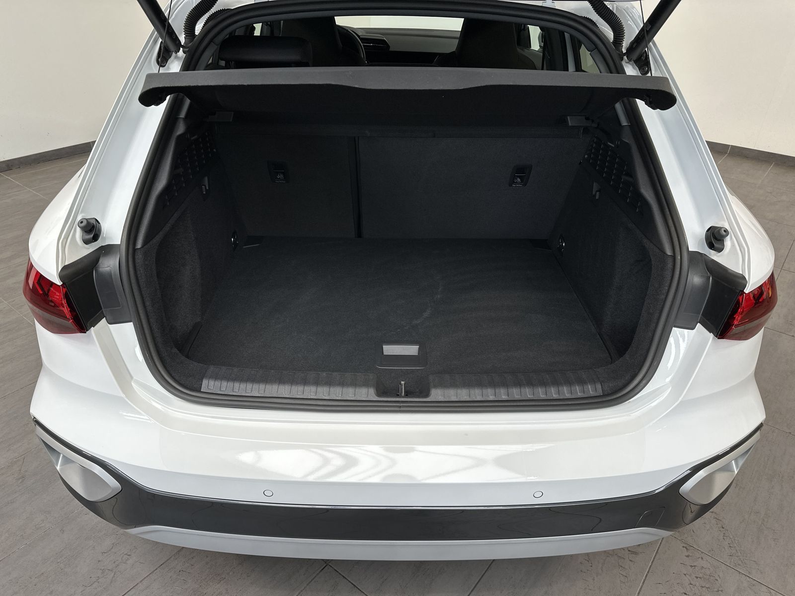 Fahrzeugabbildung Audi A3 35 TFSI allstreet NAV+LED+SONOS+17ZO+ACC+1HD