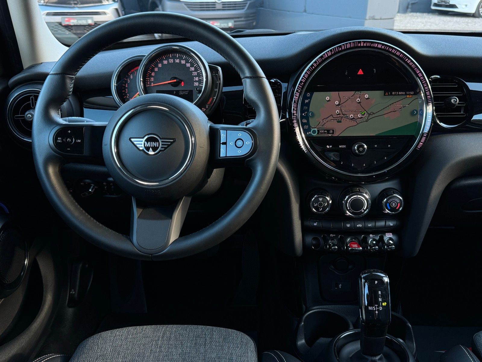 Fahrzeugabbildung MINI ONE Automatik Teilleder Temp. Navi PDC SHZ