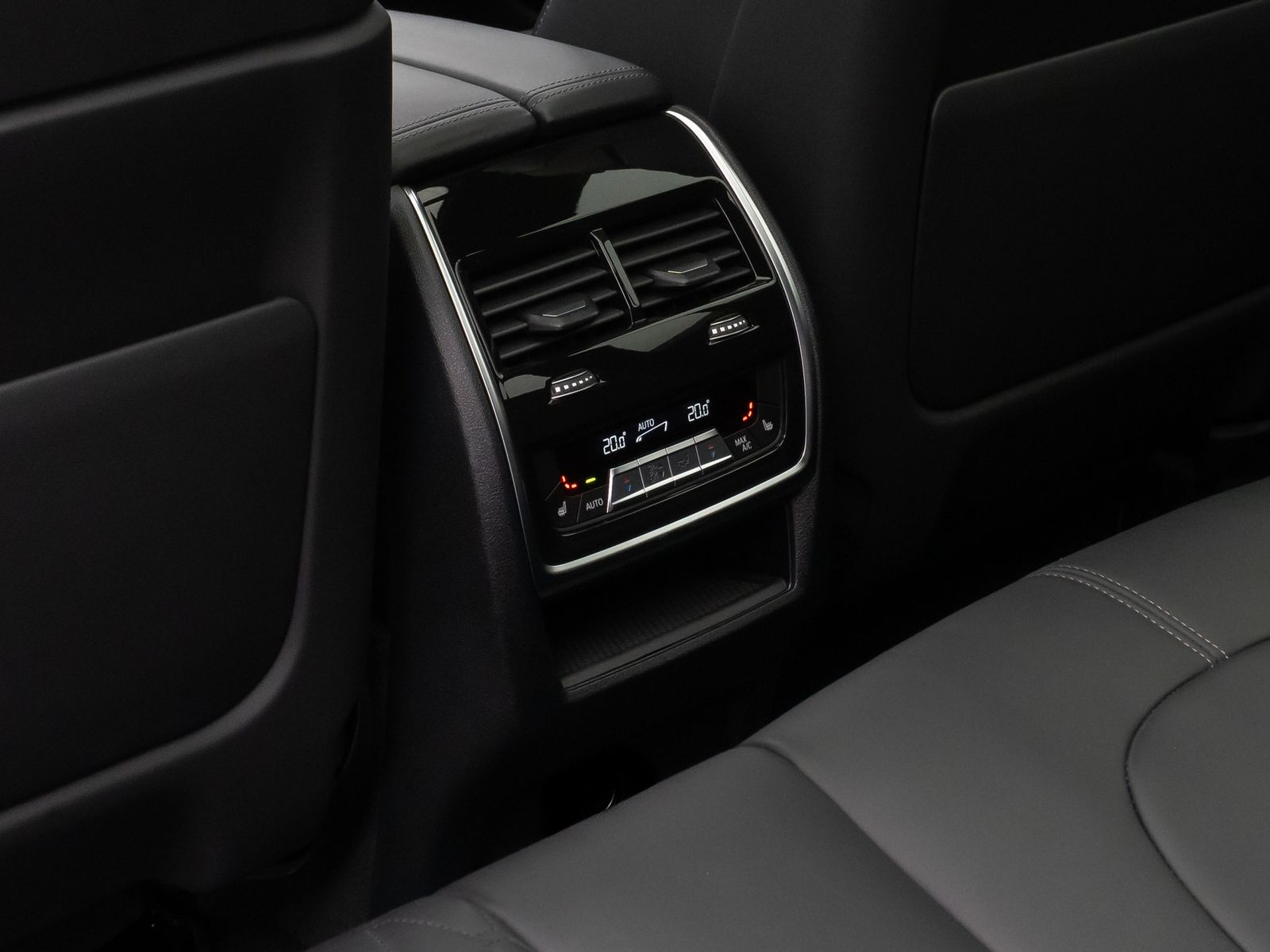 Fahrzeugabbildung BMW X5 M50i Panorama 360°Laser HUD DAB B&W Massage