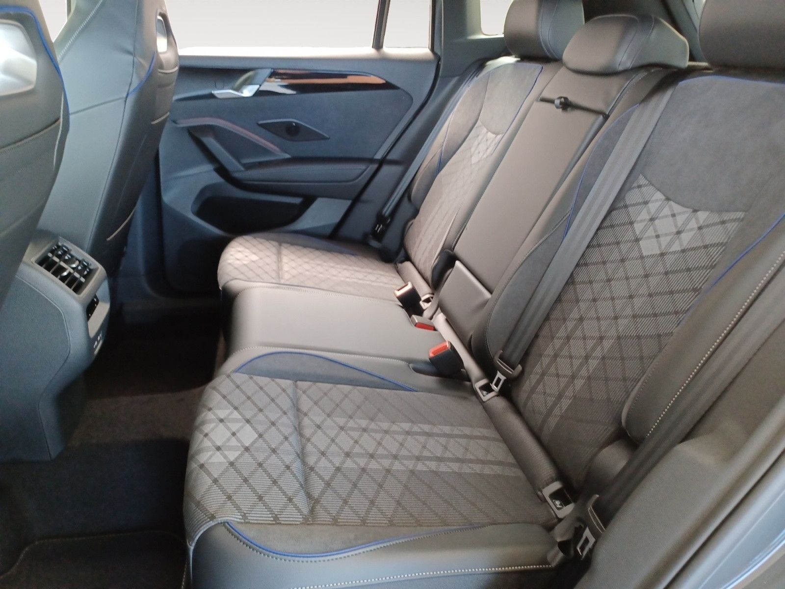 Fahrzeugabbildung Volkswagen Tiguan 1.5 eHybrid DSG R-Line AHZV, Matrix LED