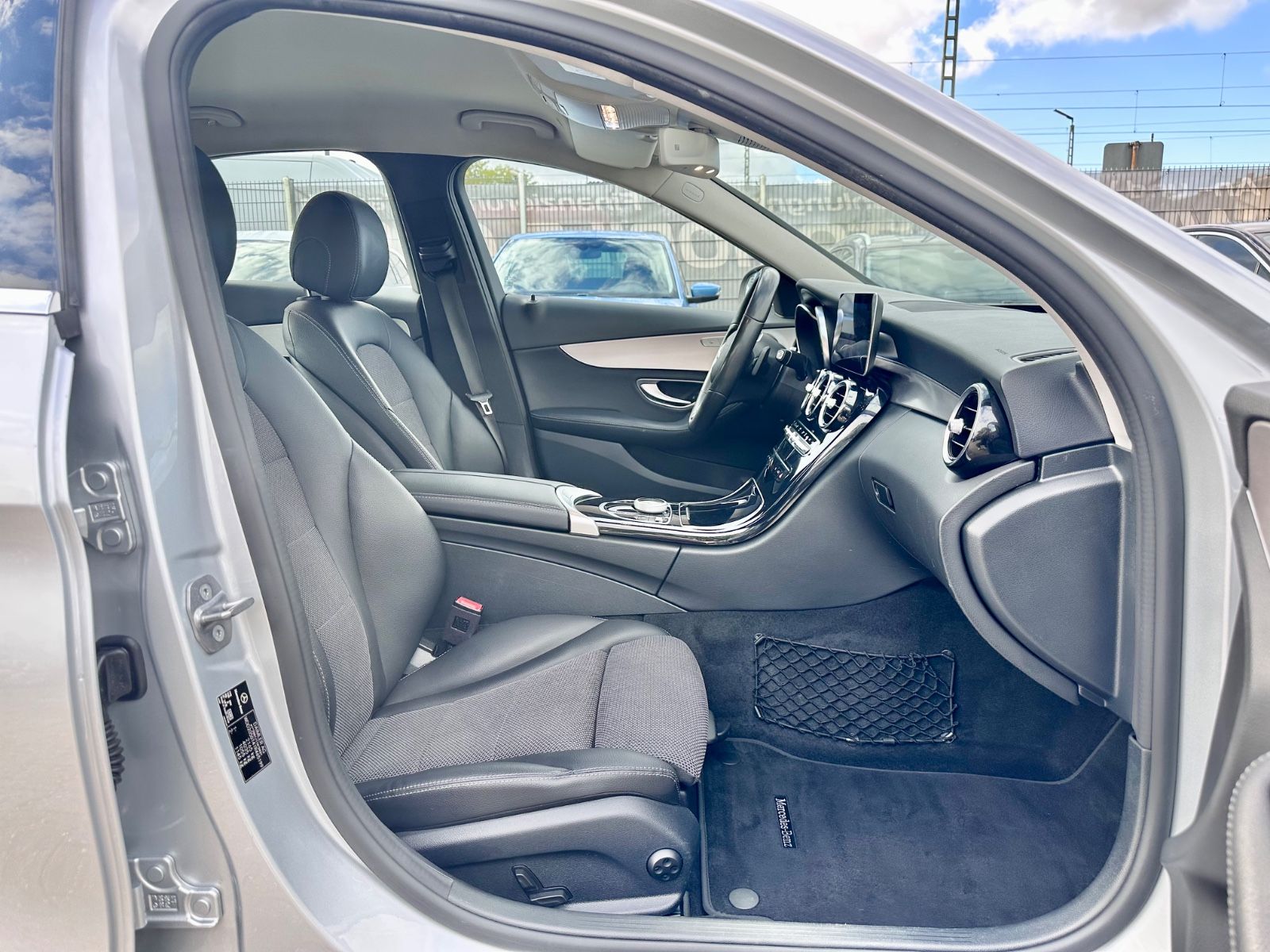 Fahrzeugabbildung Mercedes-Benz C 220 d AVANTGARDE BUSINESS*KAMERA+HEAD-UP*