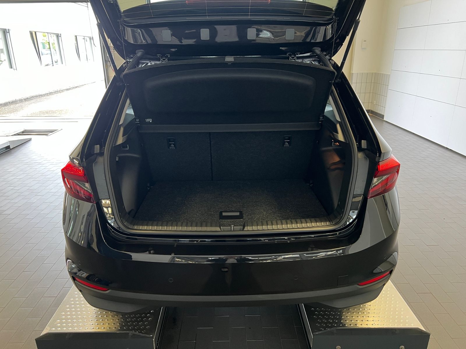 Fahrzeugabbildung SKODA Fabia Selection Tour 1.5 TSI DSG *Vorb. AHK, LED