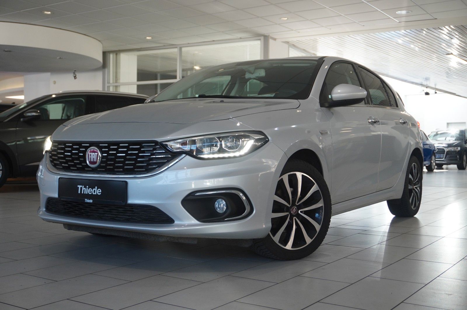 Fahrzeugabbildung Fiat Tipo 1.6D LIM. LOUNGE NAVI/LED/KAMERA/SHZ/TEMP.