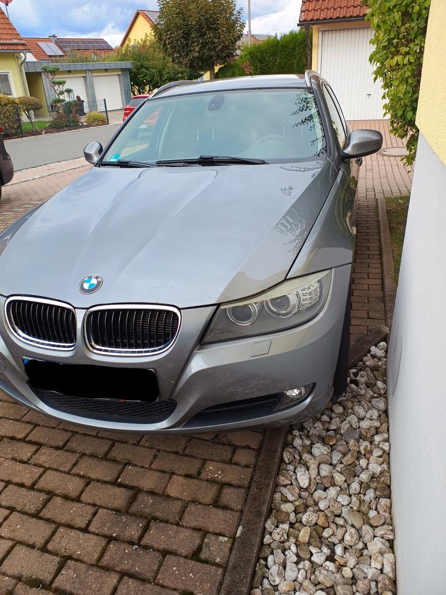 BMW 320 2011 — салон