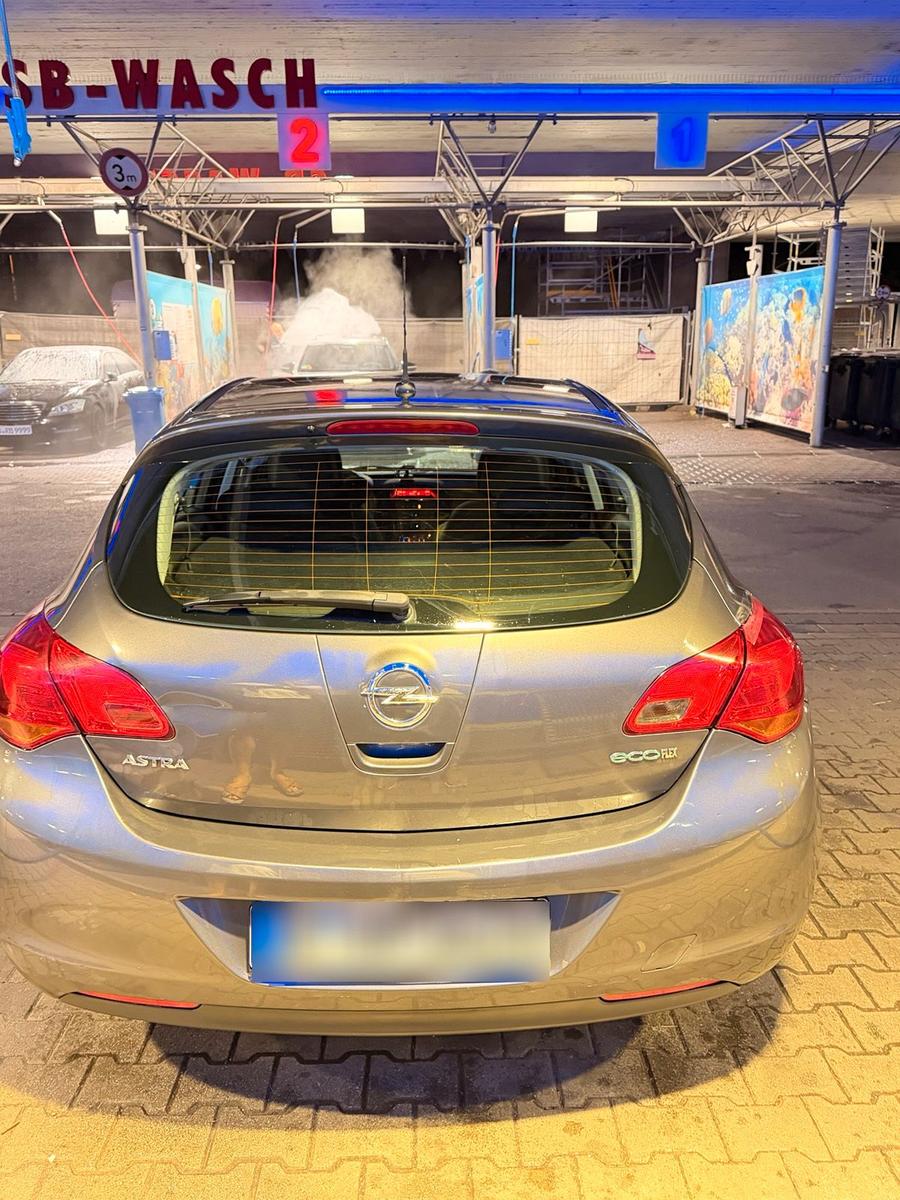 Opel Astra 2011 — photo 6