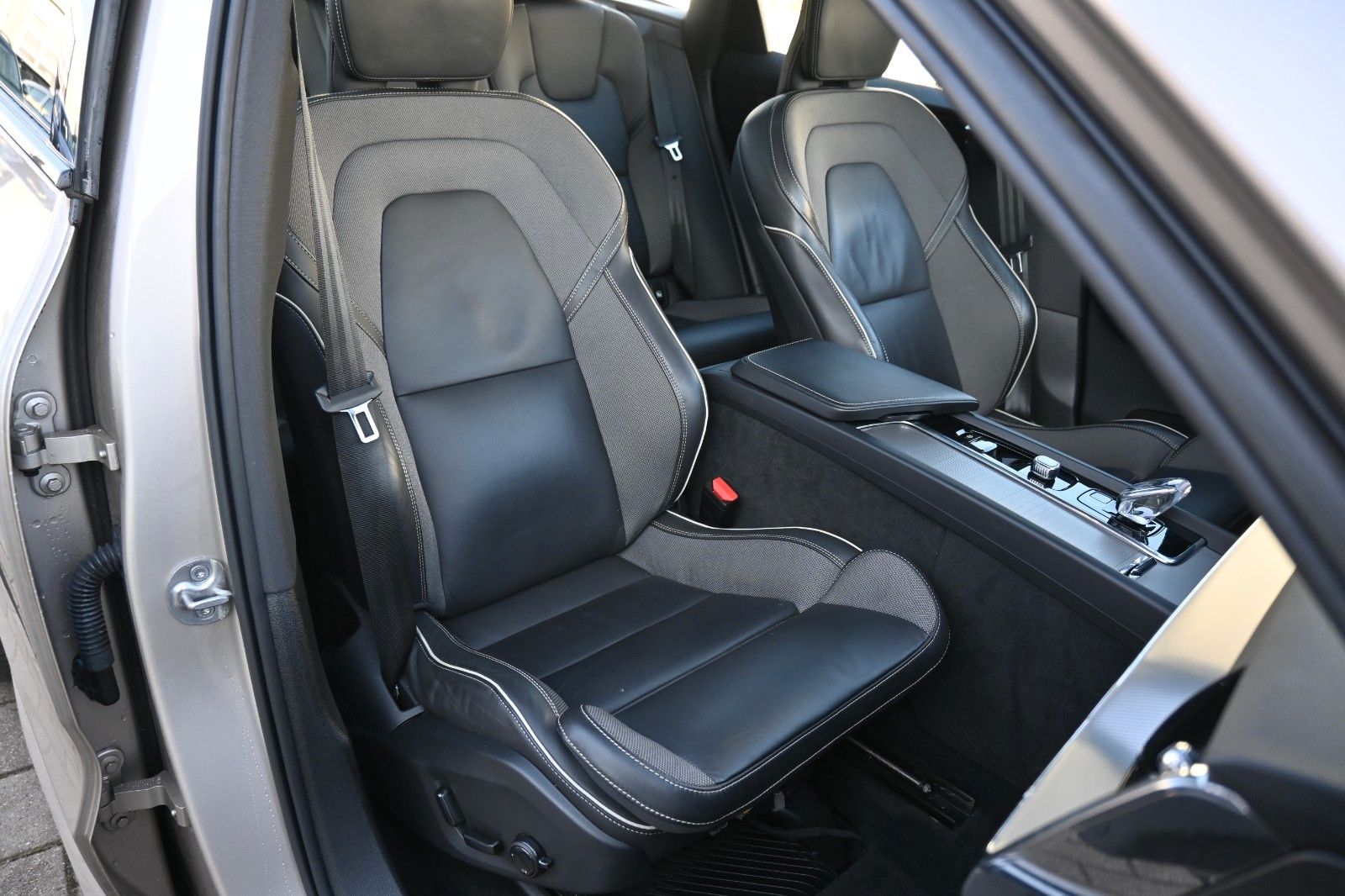 Fahrzeugabbildung Volvo XC60 B4 AWD Plus Dark*LED*PANO*STHZ*H&K*360°*AHK