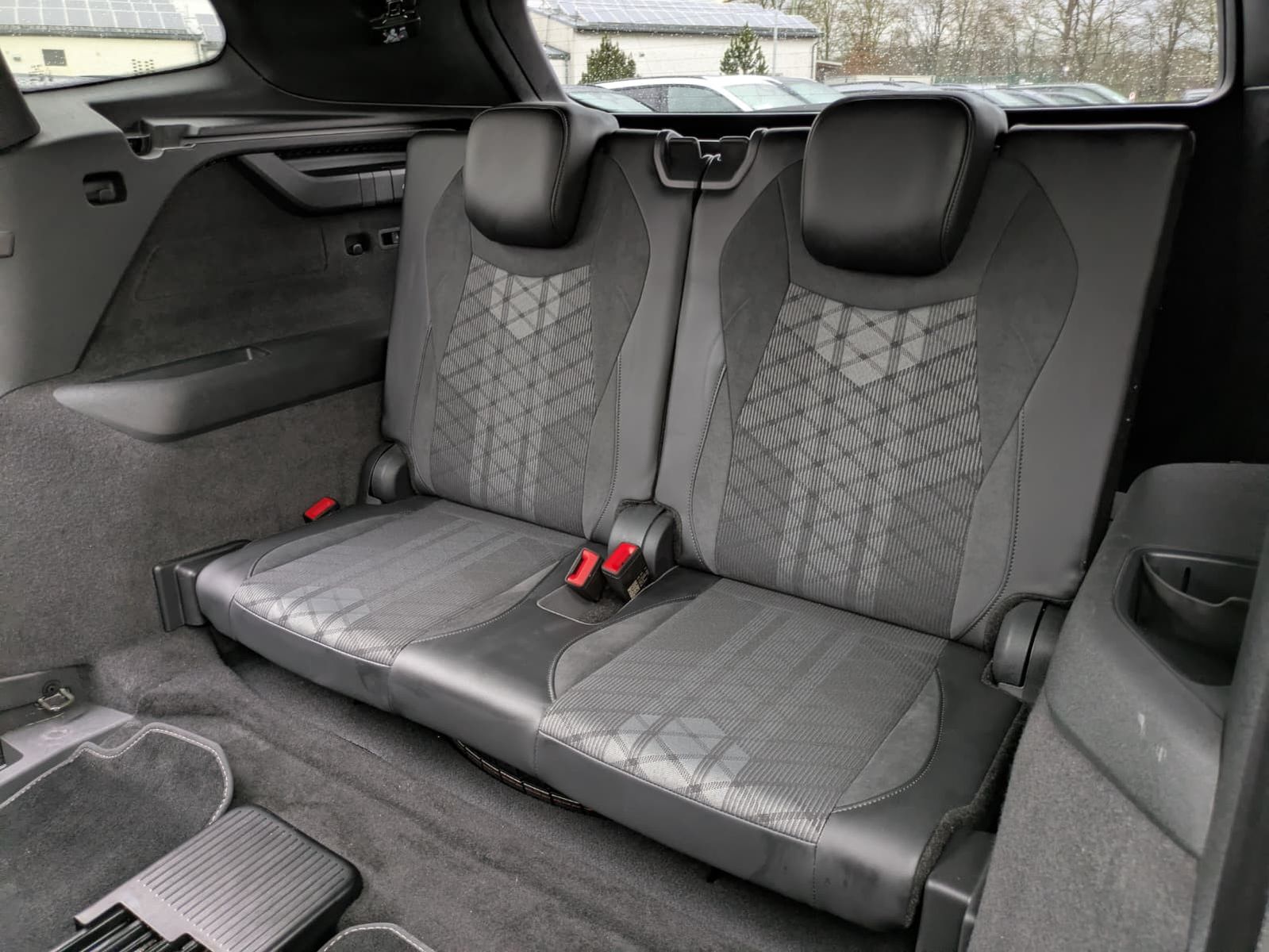 Fahrzeugabbildung Volkswagen Tayron 2.0 TDI 4M R-Line 7Si*MATRIX*AHK*PANO*HUD