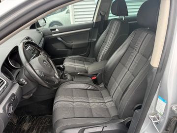 Volkswagen Golf VI Var. Match 2.0TDI+Kamera+AHK+Navi+SHZ+