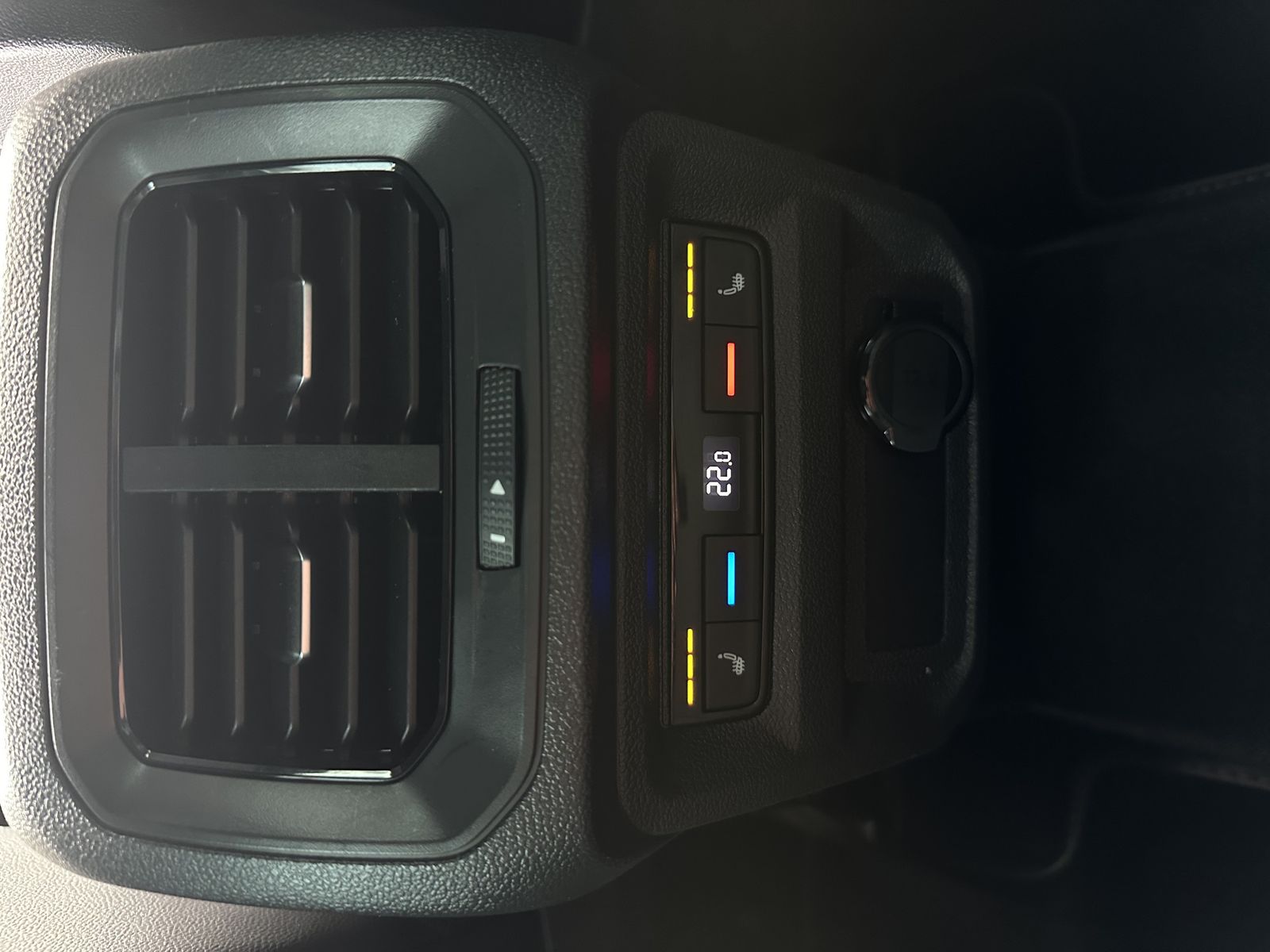 Fahrzeugabbildung Volkswagen Tiguan 2.0 TDI 4M DSG R-Line NAV+MATRIX+AHK+ACC