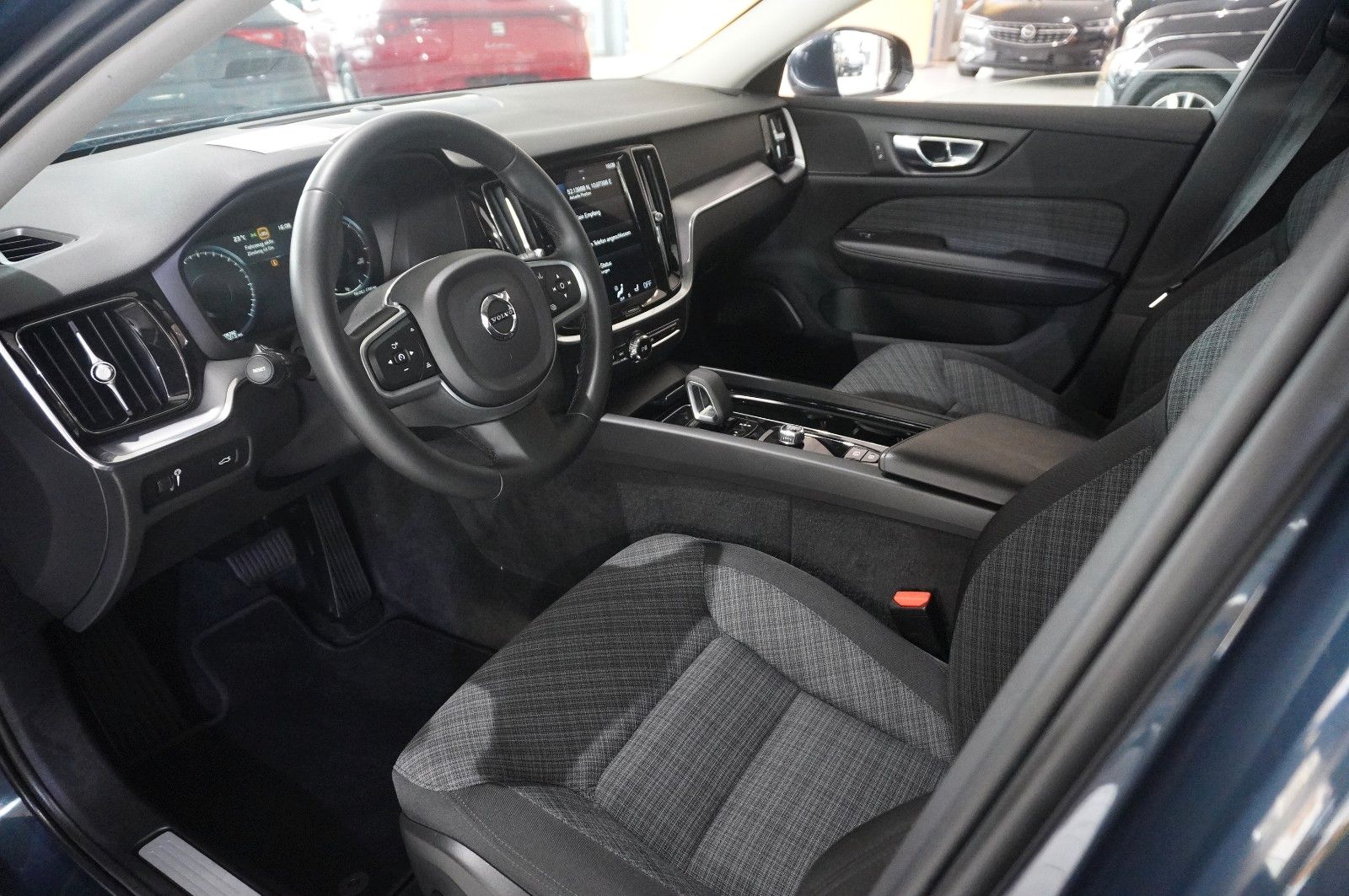 Fahrzeugabbildung Volvo V60 Kombi B4 MOMENTUM PRO NAVI/LED/KAMERA/VIRT.