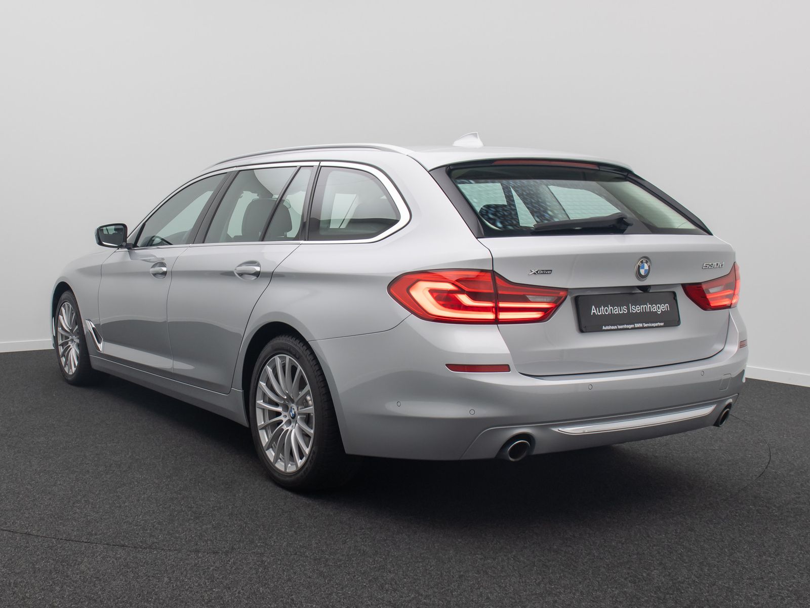 Fahrzeugabbildung BMW 530d xD LuxuryLine Panoram 360&deg;HUD HiFi DisplKey