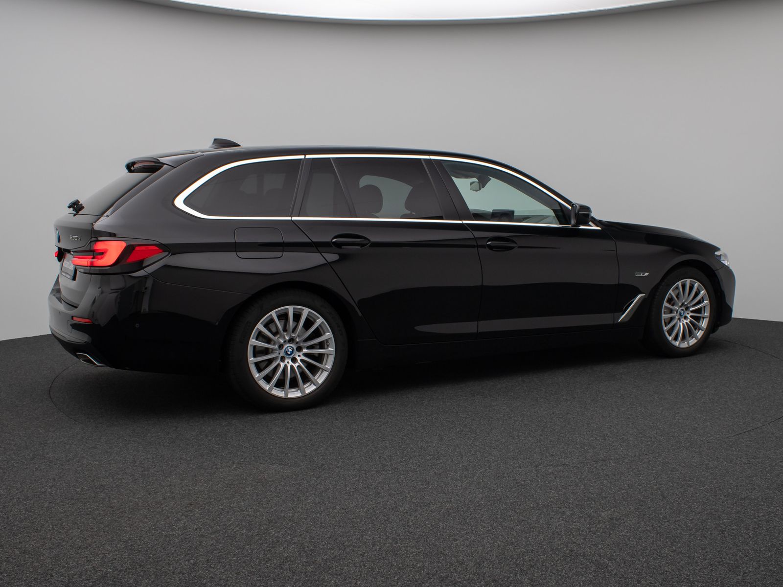 Fahrzeugabbildung BMW 530e xD Panorama Kamera CockPiPro DAB Alarm LED