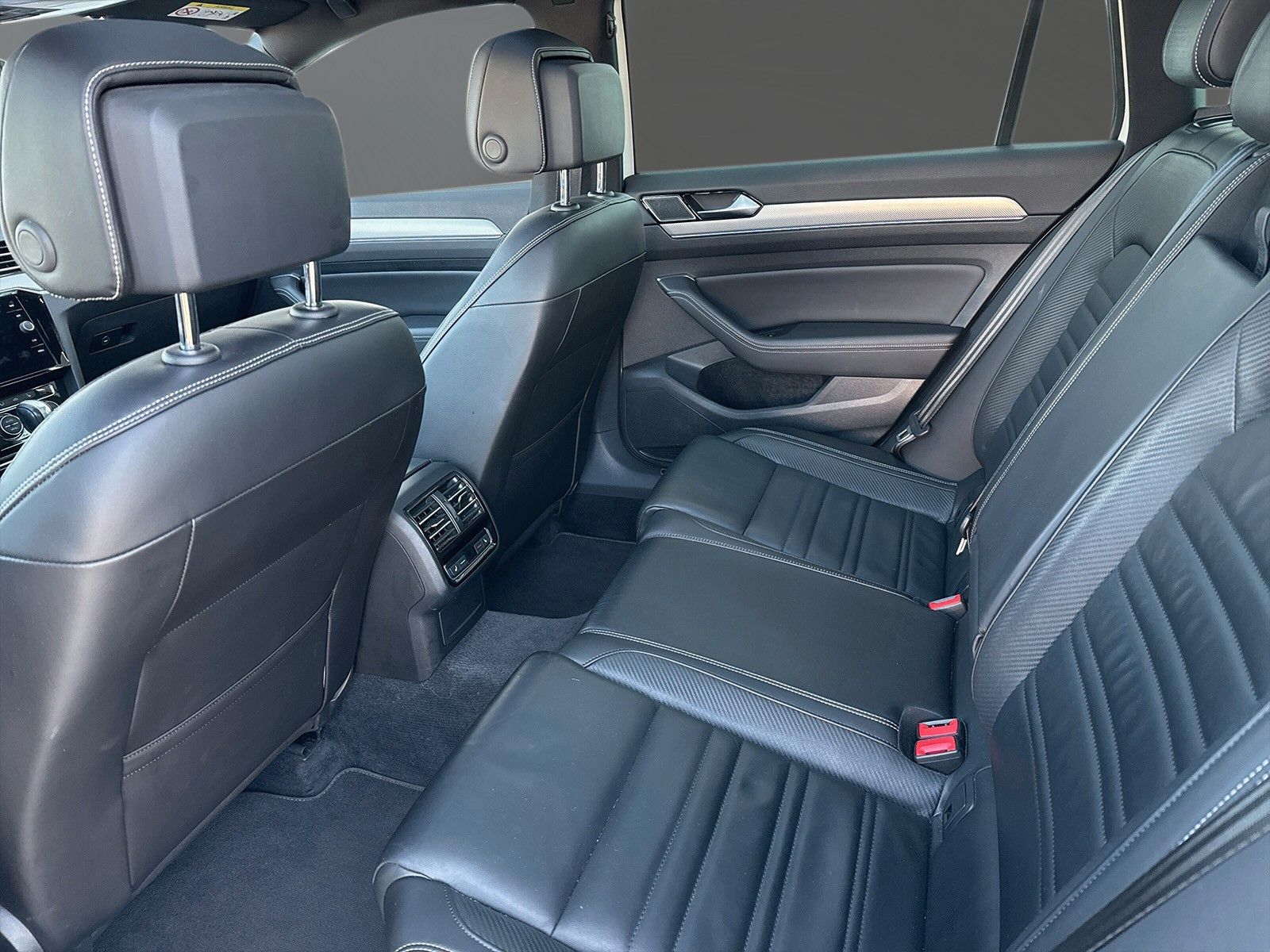 Fahrzeugabbildung Volkswagen Passat Variant R-Line *Standheizung*Pano*AHK*ACC