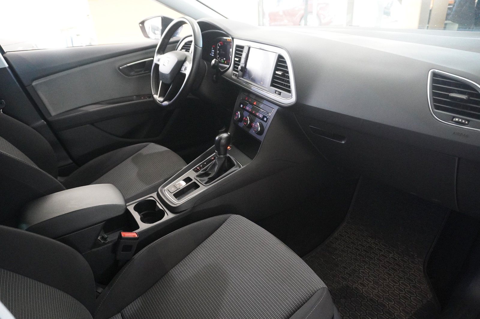 Fahrzeugabbildung SEAT Leon ST 1.6 TDI STYLE DSG NAVI/LED/KAMERA/SH/AHK