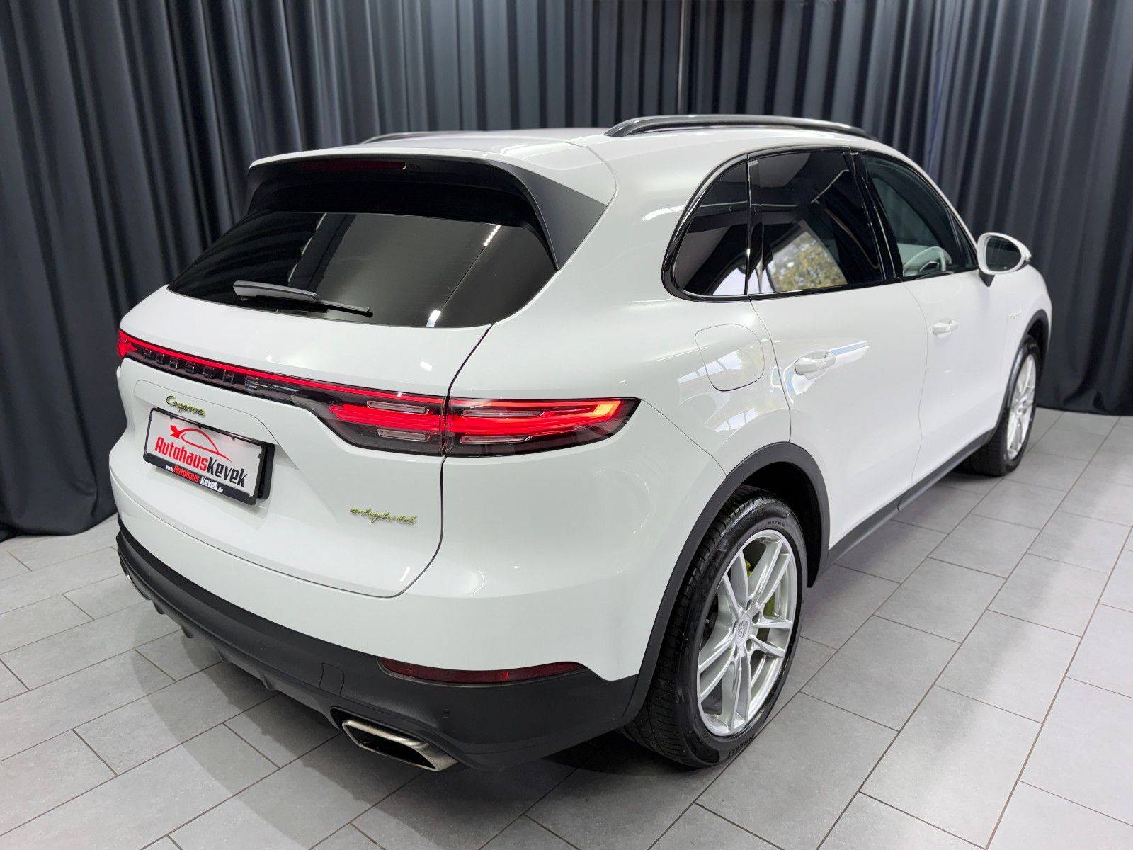 Fahrzeugabbildung Porsche Cayenne E-Hybrid|PANORAMA|SPORT-CHRONO|ACC