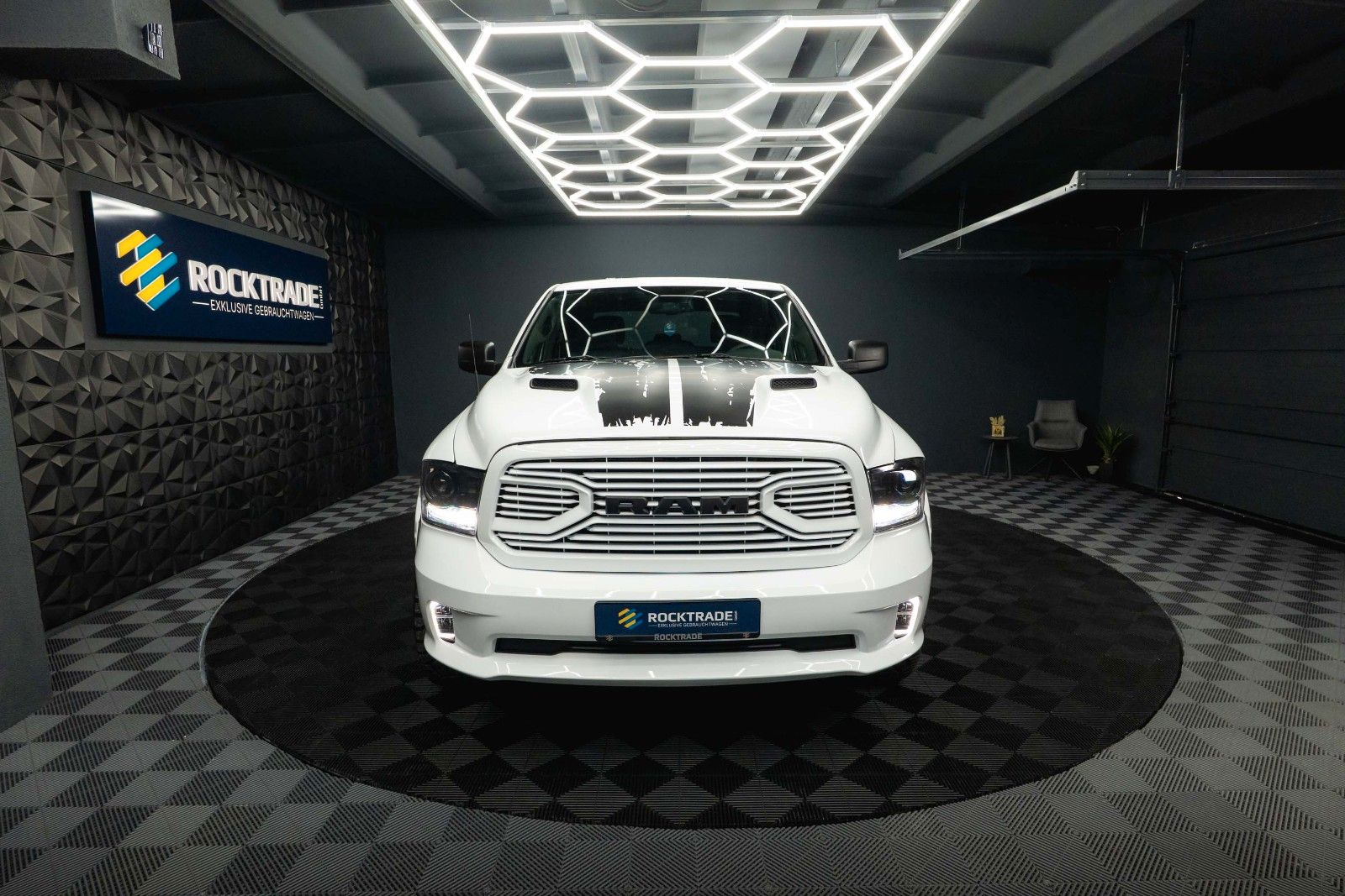 Fahrzeugabbildung Dodge RAM 5.7 V8 HEMI 4x4 OFFROAD Night-Paket *LED*19%