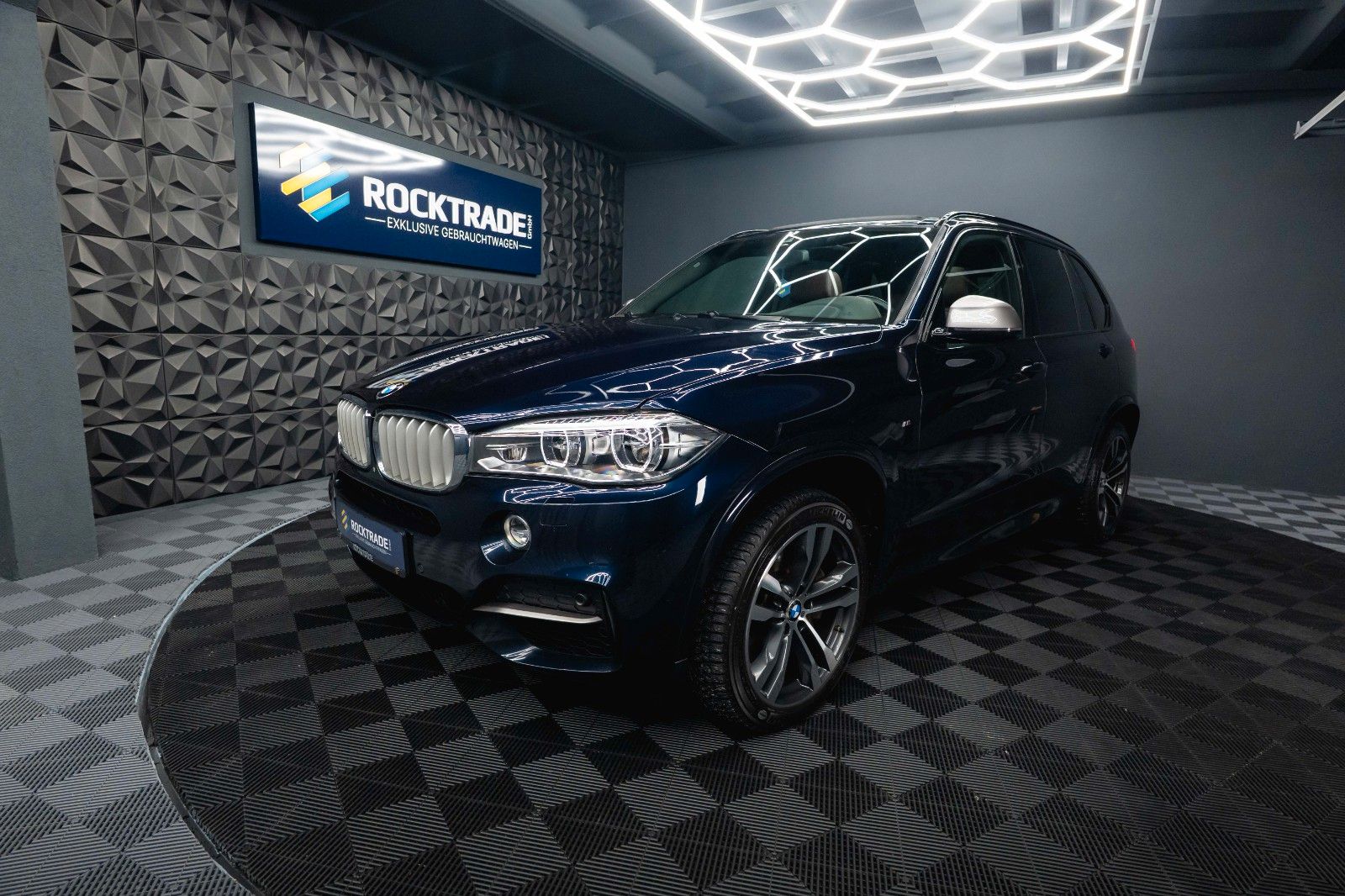 Fahrzeugabbildung BMW X5 M50d Performance *Pano*CarPlay*DAB*360°*  19%