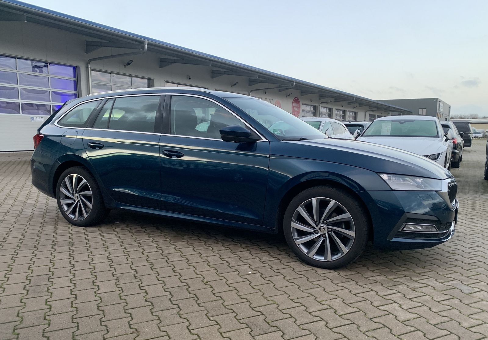 Fahrzeugabbildung SKODA Octavia 2.0 TDI*First Edition*AHK*Matrix-Beam*