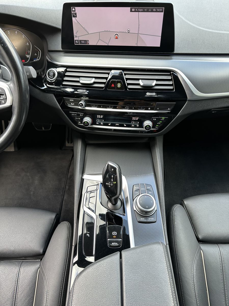 Fahrzeugabbildung BMW 540i Touring xDrive M-Sport NAV+LED+HEAD-UP+KAM