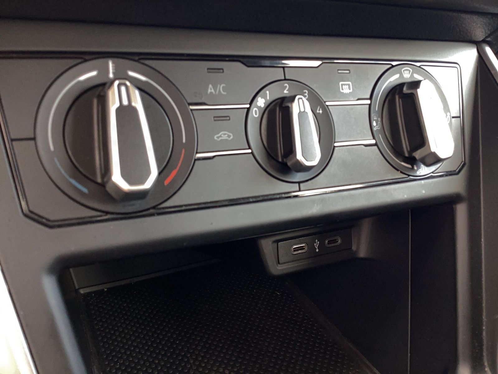 Fahrzeugabbildung Volkswagen Polo TSI Life DSG LED Klima AID DAB PDC