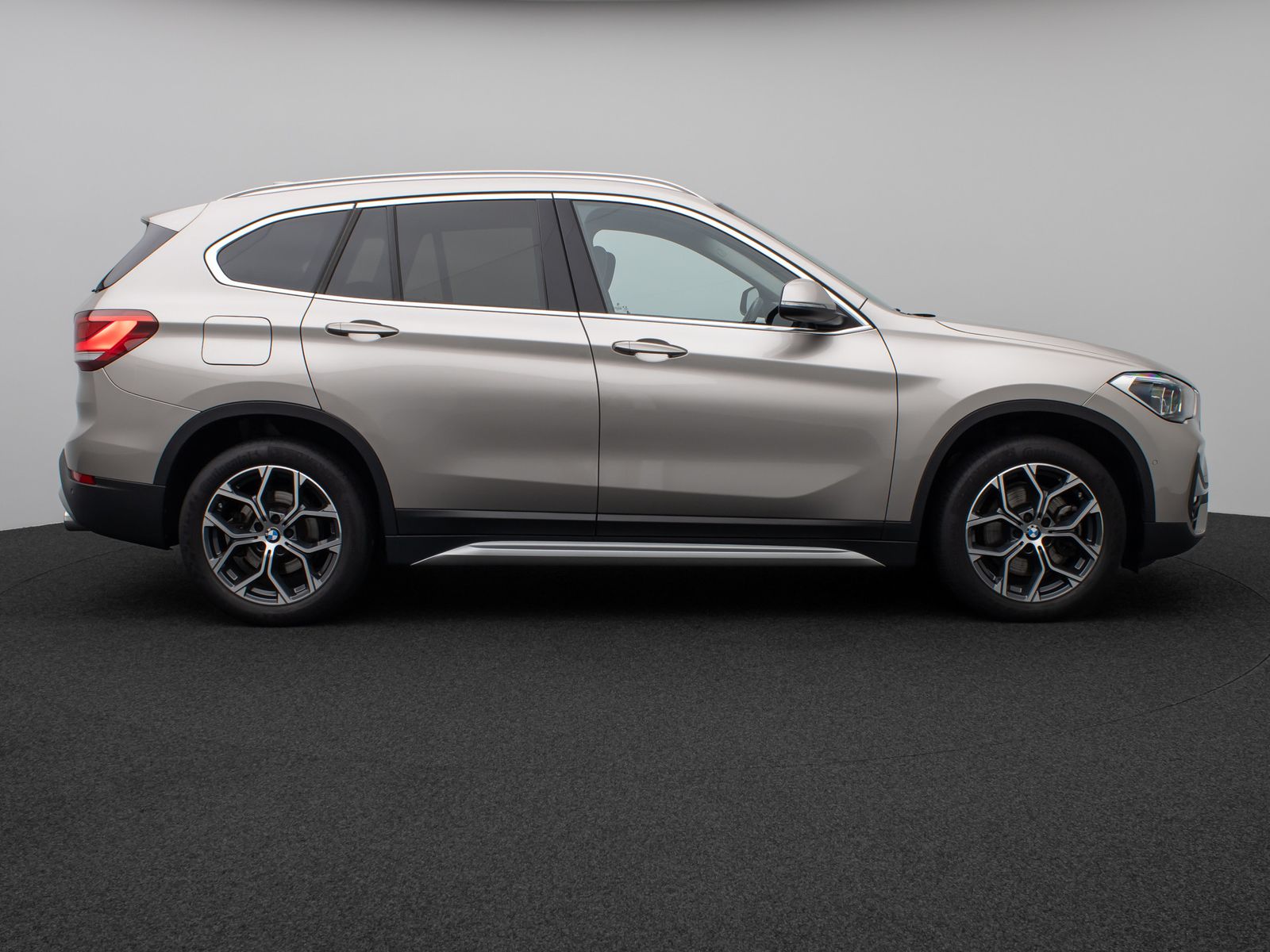 Fahrzeugabbildung BMW X1 sD20i xLine Kamera HUD DAB HiFi AHK Sport 18"