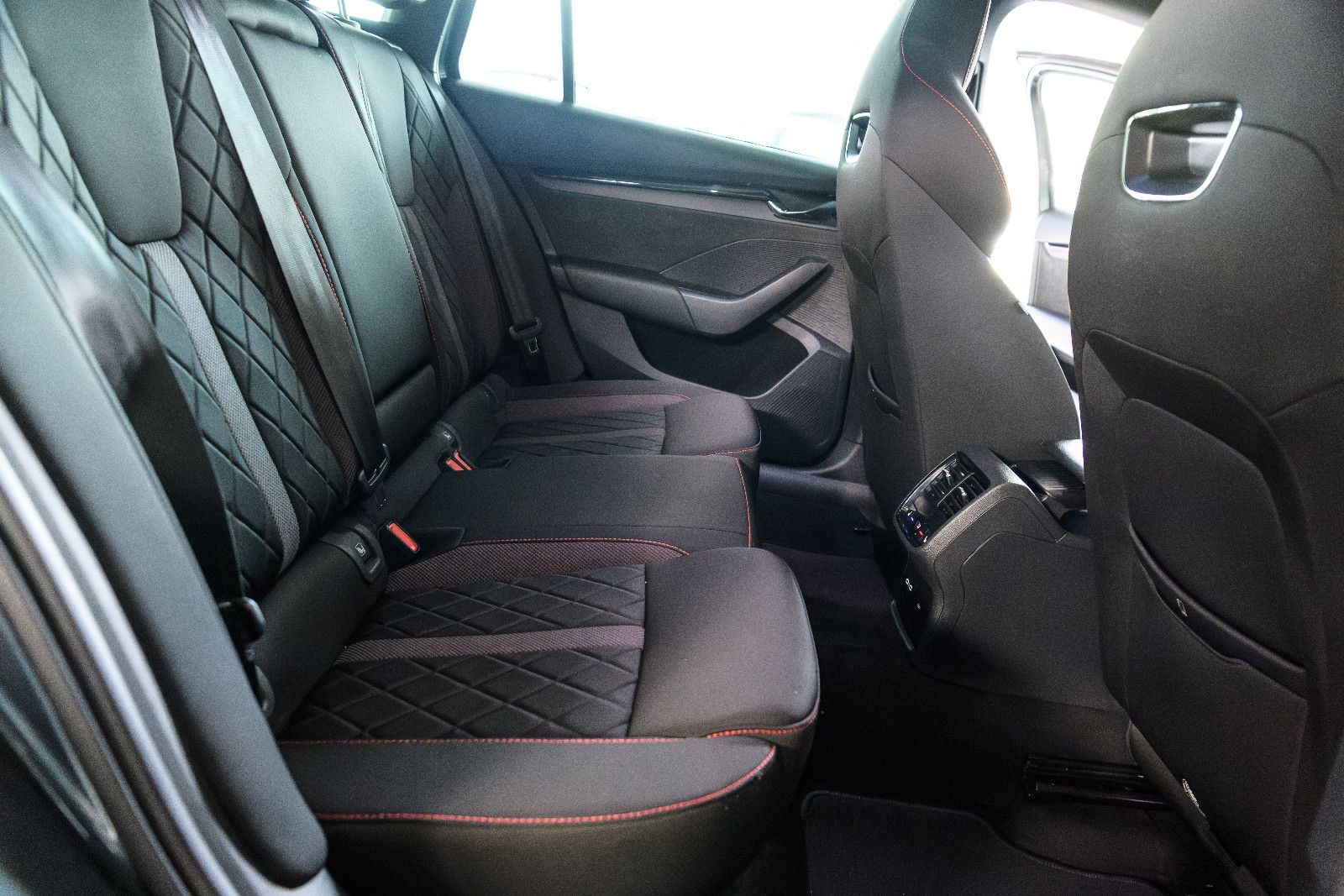 Fahrzeugabbildung SKODA Octavia 2.0 TSI DSG RS COMBI NAVI/ACC/AHK/SZH