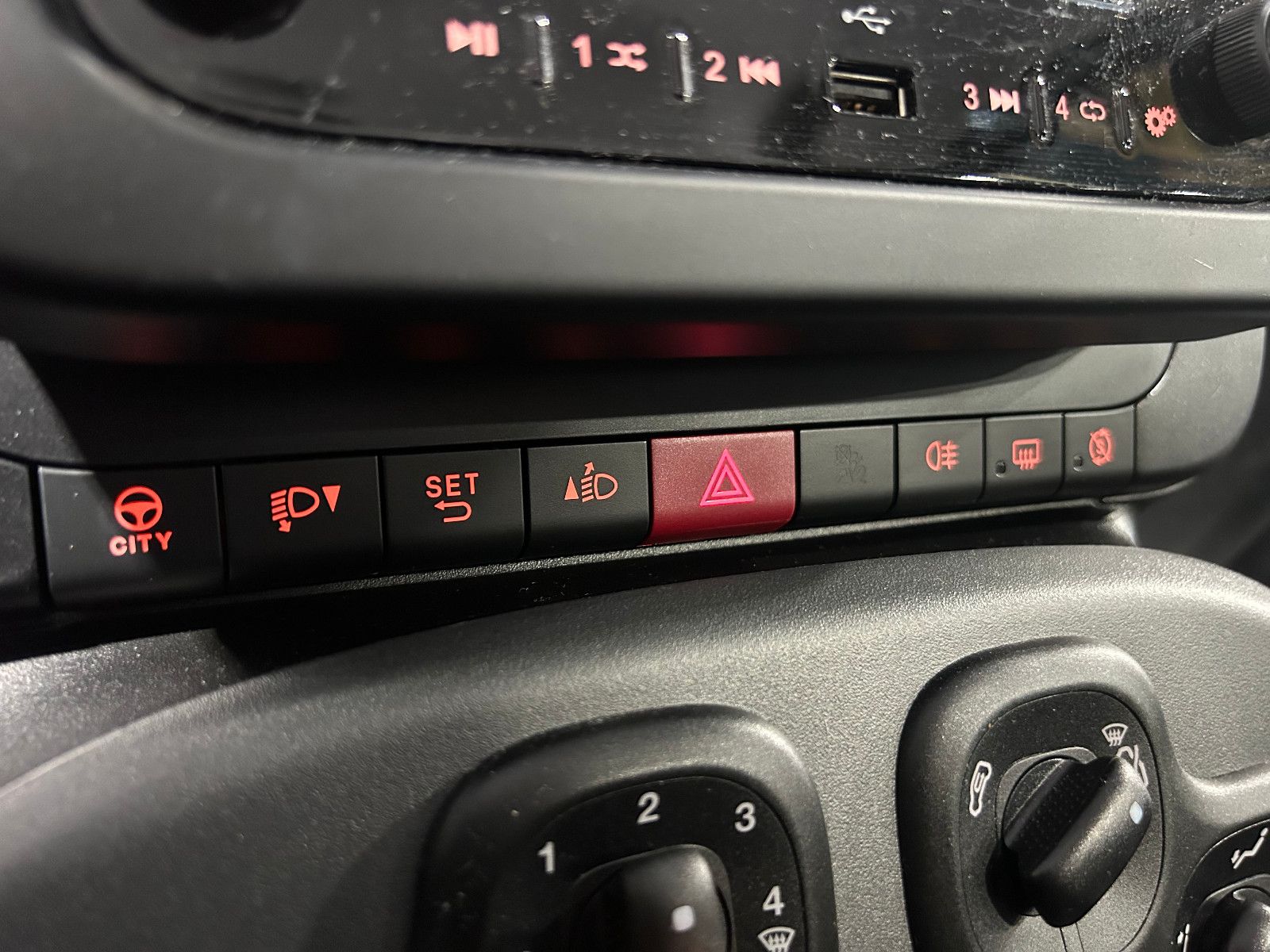 Fahrzeugabbildung Fiat Panda Base/KLIMA/4-TÜRER/DAB/ALLWETTER